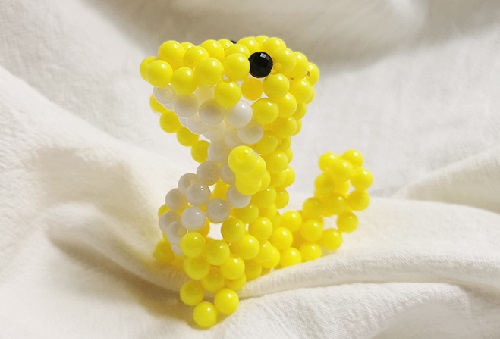 7月13日，想接正規(guī)廠家的手工活，農(nóng)村手工活加工項目，不懼天氣變化，手工之家讓大家踏實放心，圖為勵志珠珠繡串珠手工產(chǎn)品剪影