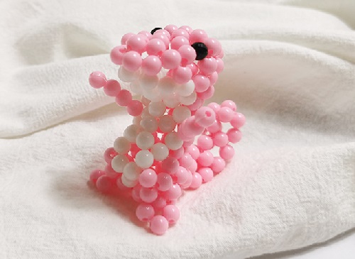 7月13日，想接正規(guī)廠家的手工活，農(nóng)村手工活加工項目，不懼天氣變化，手工之家讓大家踏實放心，圖為勵志珠珠繡串珠手工產(chǎn)品剪影