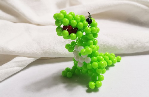 7月13日，想接正規(guī)廠家的手工活，農(nóng)村手工活加工項目，不懼天氣變化，手工之家讓大家踏實放心，圖為勵志珠珠繡串珠手工產(chǎn)品剪影