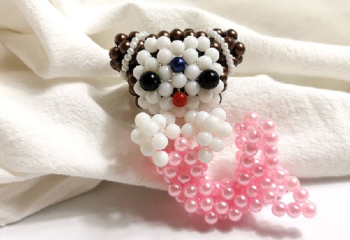 7月16日，手工活拿回家做，可以在家做的手工活 ，手工之家有城市農(nóng)村都能做好的外發(fā)手工活，圖為勵志珠珠繡串珠手工產(chǎn)品剪影