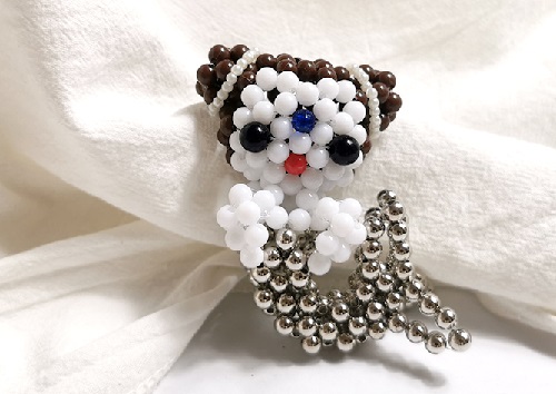 7月16日，手工活拿回家做，可以在家做的手工活 ，手工之家有城市農(nóng)村都能做好的外發(fā)手工活，圖為勵志珠珠繡串珠手工產(chǎn)品剪影