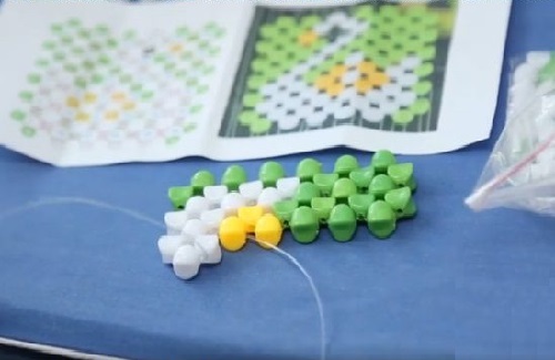 7月17日，帶回家做的手工活，在家兼職手工活，居家就業(yè)之外，手工之家的珠繡手工也是個(gè)創(chuàng)業(yè)好項(xiàng)目，圖為勵(lì)志珠珠繡串珠手工材料和產(chǎn)品剪影 