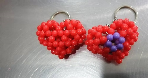 7月20日，在家做的手工活正規(guī)平臺，手工活外發(fā)加工正規(guī)的廠家，每一次成品銷售手工之家都是全力的，圖為勵志珠珠繡串珠手工產(chǎn)品剪影 