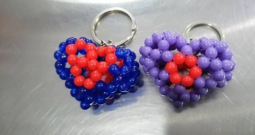 7月20日，在家做的手工活正規(guī)平臺，手工活外發(fā)加工正規(guī)的廠家，每一次成品銷售手工之家都是全力的，圖為勵志珠珠繡串珠手工產(chǎn)品剪影 