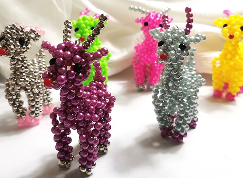 7月21日，拿回家做的手工活，代加工手工活，要做好手工之家的珠繡手工活，就要對自己和行業(yè)也有清楚的認(rèn)知，圖為勵志珠珠繡串珠手工產(chǎn)品剪影