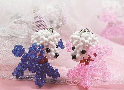 7月22日， 接手工活訂單的平臺，正規(guī)純手工活外發(fā)，手工之家有兩種合作方式，都很受歡迎，圖為勵志珠珠繡串珠手工產(chǎn)品剪影