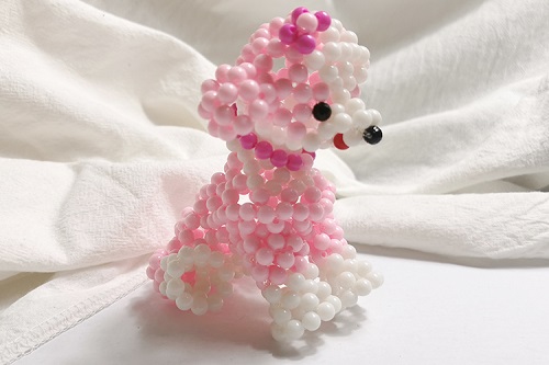 7月22日， 接手工活訂單的平臺，正規(guī)純手工活外發(fā)，手工之家有兩種合作方式，都很受歡迎，圖為勵志珠珠繡串珠手工產(chǎn)品剪影