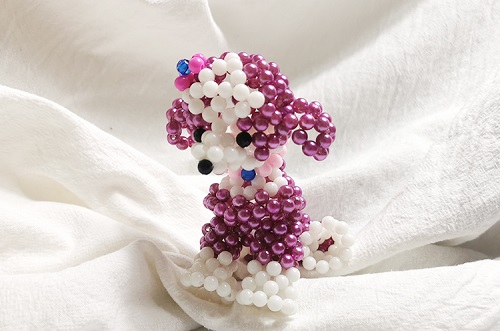 7月22日， 接手工活訂單的平臺，正規(guī)純手工活外發(fā)，手工之家有兩種合作方式，都很受歡迎，圖為勵志珠珠繡串珠手工產(chǎn)品剪影