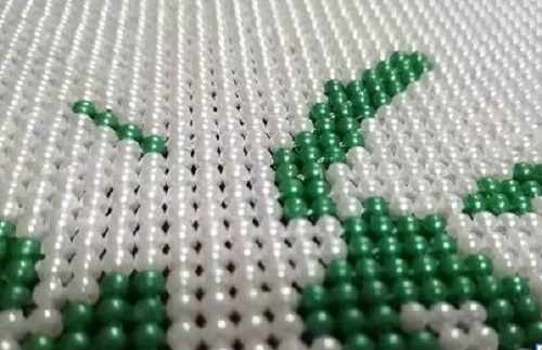 7月24日，純手工活外發(fā)加工，帶回家做的手工活，銷售的力量就是手工之家企業(yè)生存發(fā)展的源頭，圖為勵(lì)志珠珠繡串珠手工產(chǎn)品剪影