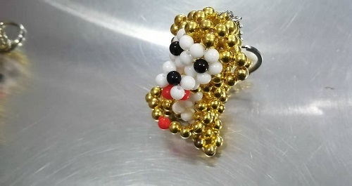 7月25日，加工活外放的正規(guī)公司，純手工活代加工，真正做企業(yè)、做手工事業(yè)的手工之家，圖為勵(lì)志珠珠繡串珠手工產(chǎn)品剪影