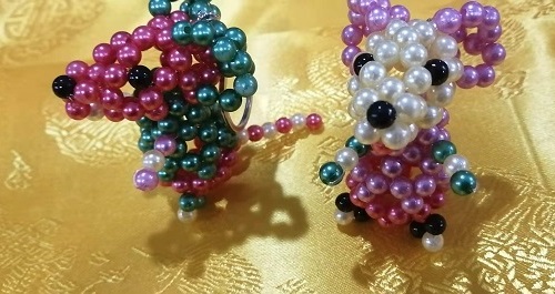 7月29日，正規(guī)純手工活外發(fā)，手工活外發(fā)加工，合作共贏成就手工之家與加工人員的良好關系，圖為勵志珠珠繡串珠手工產(chǎn)品剪影