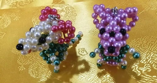 7月29日，正規(guī)純手工活外發(fā)，手工活外發(fā)加工，合作共贏成就手工之家與加工人員的良好關系，圖為勵志珠珠繡串珠手工產(chǎn)品剪影