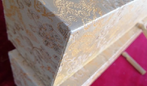 7月30日，帶回家做的手工活，可以在家做的手工活，又是月末，手工之家堅(jiān)持做好珠繡串珠手工事業(yè)，圖為勵(lì)志珠珠繡串珠手工產(chǎn)品剪影