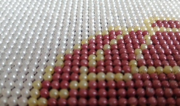 8月3日，純手工活代加工，農(nóng)村手工活加工項(xiàng)目，做手工之家的外發(fā)手工活是一件幸福的事，圖為勵志珠珠繡串珠手工產(chǎn)品剪影