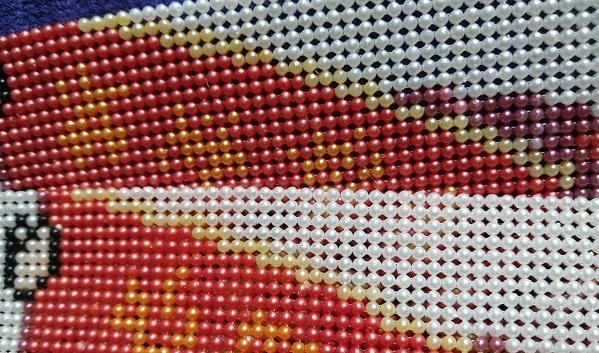 8月3日，純手工活代加工，農(nóng)村手工活加工項(xiàng)目，做手工之家的外發(fā)手工活是一件幸福的事，圖為勵志珠珠繡串珠手工產(chǎn)品剪影