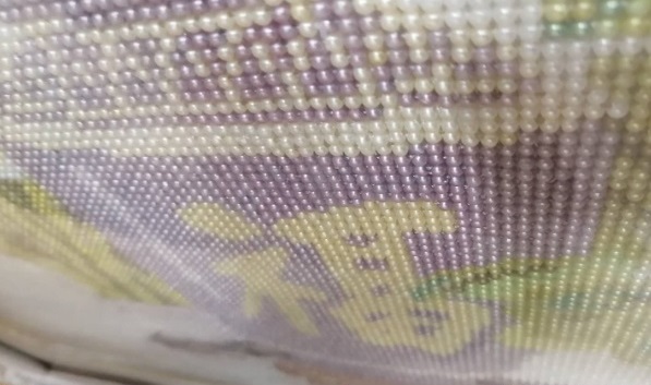 8月4日，手工活外發(fā)加工正規(guī)的廠家，可以在家做的手工活，實(shí)事求是，具體對待，手工之家的服務(wù)這樣做很好，圖為勵志珠珠繡串珠手工產(chǎn)品剪影