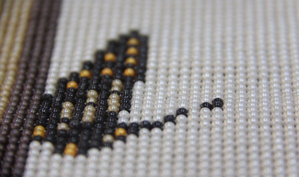 8月7日，純手工活外發(fā)，網(wǎng)上接手工活的平臺，創(chuàng)新銷售方式是手工之家在加工和銷售協(xié)同發(fā)展的持續(xù)努力，圖為勵志珠珠繡串珠手工產(chǎn)品剪影