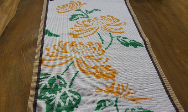 8月7日，純手工活外發(fā)，網(wǎng)上接手工活的平臺，創(chuàng)新銷售方式是手工之家在加工和銷售協(xié)同發(fā)展的持續(xù)努力，圖為勵志珠珠繡串珠手工產(chǎn)品剪影