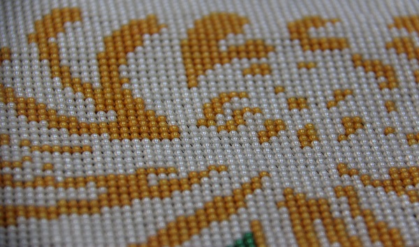 8月7日，純手工活外發(fā)，網(wǎng)上接手工活的平臺，創(chuàng)新銷售方式是手工之家在加工和銷售協(xié)同發(fā)展的持續(xù)努力，圖為勵志珠珠繡串珠手工產(chǎn)品剪影