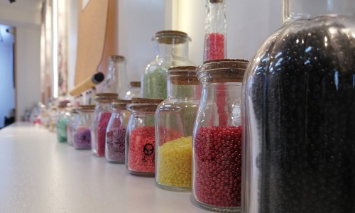 8月9日，接手工活訂單的平臺(tái)，手工活加工，簽訂正規(guī)合同，這個(gè)十多年的手工企業(yè)就是手工之家，圖為勵(lì)志珠珠繡手工所用繡珠剪影(圖1)