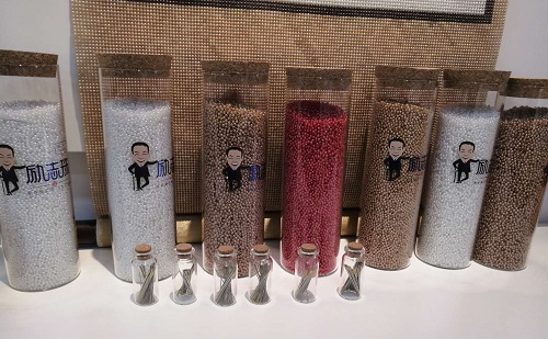 8月9日，接手工活訂單的平臺(tái)，手工活加工，簽訂正規(guī)合同，這個(gè)十多年的手工企業(yè)就是手工之家，圖為勵(lì)志珠珠繡手工所用繡珠剪影(圖4)