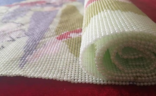 8月11日，手工活外發(fā)加工正規(guī)的廠家，在家做手工，重視產(chǎn)品研發(fā)設計是手工之家不斷向前的重要動力，圖為勵志珠珠繡串珠手工產(chǎn)品剪影