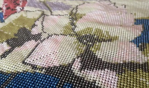 8月11日，手工活外發(fā)加工正規(guī)的廠家，在家做手工，重視產(chǎn)品研發(fā)設計是手工之家不斷向前的重要動力，圖為勵志珠珠繡串珠手工產(chǎn)品剪影