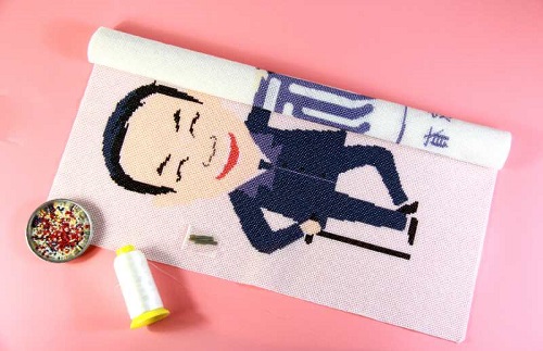 8月16日，農(nóng)村手工活加工項(xiàng)目，在家做手工，注意了這些事，做手工活掙錢就會(huì)選對(duì)手工企業(yè)，圖為手工之家的勵(lì)志珠珠繡手工產(chǎn)品細(xì)節(jié)剪影