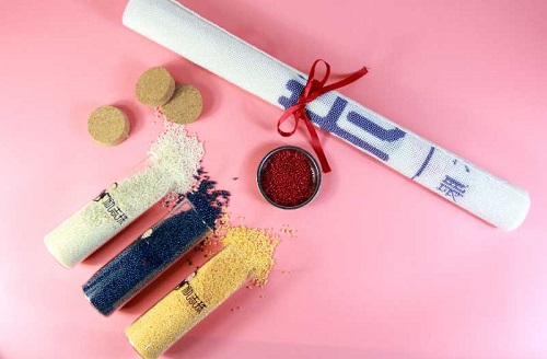 8月16日，農(nóng)村手工活加工項(xiàng)目，在家做手工，注意了這些事，做手工活掙錢就會(huì)選對(duì)手工企業(yè)，圖為手工之家的勵(lì)志珠珠繡手工產(chǎn)品細(xì)節(jié)剪影