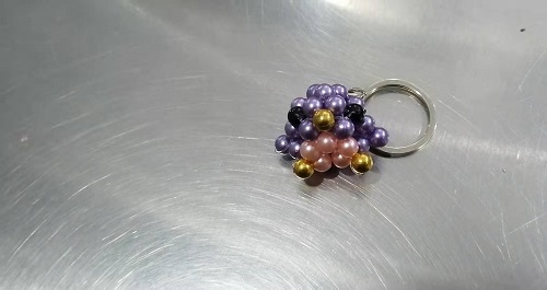 8月20日，想接正規(guī)廠家的手工活，正規(guī)純手工活外發(fā)，做手工活掙錢與否，主要看合作以后的服務，圖為手工之家勵志珠珠繡串珠手工產(chǎn)品剪影