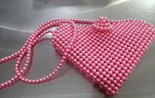 8月21日，在家兼職手工活，手工活外發(fā)，手工之家為什么要這樣結(jié)算加工費(fèi)，看看發(fā)展史就知道，圖為勵(lì)志珠珠繡串珠手工產(chǎn)品剪影