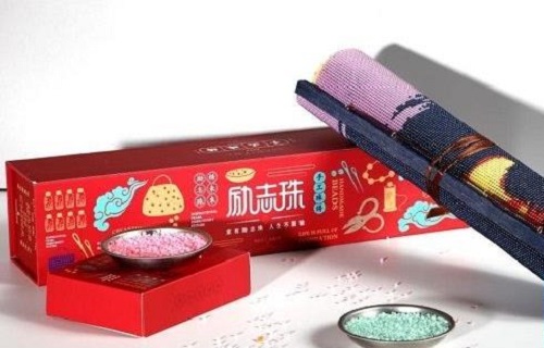 8月28日，在家兼職手工活加工，手工活外發(fā)加工正規(guī)的廠家，手工之家的產(chǎn)品體系出發(fā)點(diǎn)是傳統(tǒng)手工傳承和市場(chǎng)需要，圖為勵(lì)志珠珠繡手工產(chǎn)品一款外包裝剪影