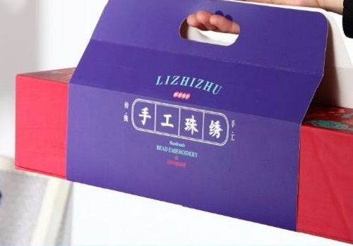 8月28日，在家兼職手工活加工，手工活外發(fā)加工正規(guī)的廠家，手工之家的產(chǎn)品體系出發(fā)點(diǎn)是傳統(tǒng)手工傳承和市場(chǎng)需要，圖為勵(lì)志珠珠繡手工產(chǎn)品一款外包裝剪影