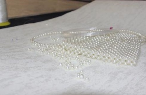 8月30日，加工活外放的正規(guī)公司，帶回家做的手工活，手工之家的加工體系離不開企業(yè)初心和加工人員的付出，圖為勵志珠珠繡串珠手工材料剪影