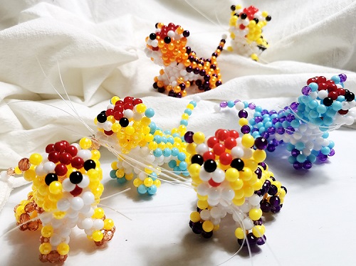 做這份手工活串珠子比較容易賺錢，許多人都在家做(圖1)