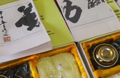 9月10日，手工活外發(fā)加工正規(guī)的廠家，正規(guī)供料的手工活，在手工之家做手工掙錢不擔心，圖為勵志珠珠繡串珠手工材料套件剪影