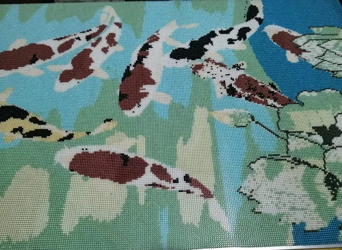 9月13日，想接正規(guī)廠家的手工活，在家做的手工活正規(guī)平臺，信任手工之家因為合作前的認(rèn)真了解，圖為勵志珠珠繡手工產(chǎn)品細(xì)節(jié)剪影