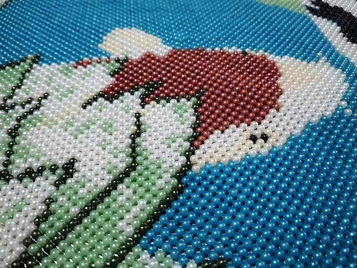 9月13日，想接正規(guī)廠家的手工活，在家做的手工活正規(guī)平臺，信任手工之家因為合作前的認(rèn)真了解，圖為勵志珠珠繡手工產(chǎn)品細(xì)節(jié)剪影