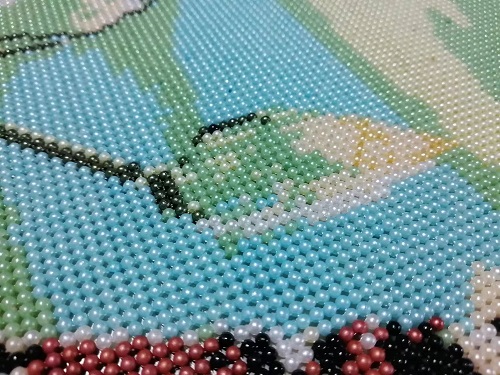 9月13日，想接正規(guī)廠家的手工活，在家做的手工活正規(guī)平臺，信任手工之家因為合作前的認(rèn)真了解，圖為勵志珠珠繡手工產(chǎn)品細(xì)節(jié)剪影