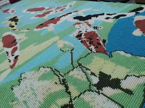 9月13日，想接正規(guī)廠家的手工活，在家做的手工活正規(guī)平臺，信任手工之家因為合作前的認(rèn)真了解，圖為勵志珠珠繡手工產(chǎn)品細(xì)節(jié)剪影