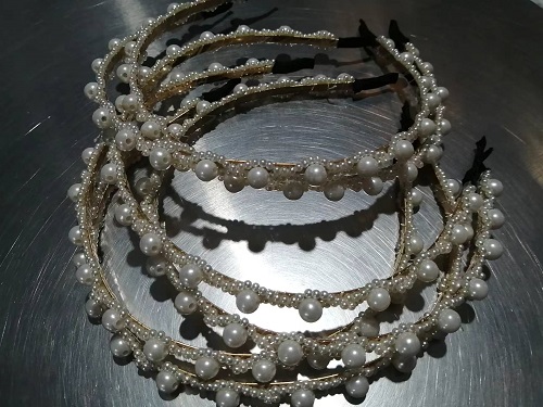 9月15日，拿回家做的手工活，農(nóng)村手工活外發(fā)加工項(xiàng)目，選擇手工之家的企業(yè)和手工會(huì)一直合作下去，圖為勵(lì)志珠珠繡串珠手工產(chǎn)品剪影