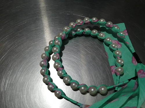 9月15日，拿回家做的手工活，農(nóng)村手工活外發(fā)加工項(xiàng)目，選擇手工之家的企業(yè)和手工會(huì)一直合作下去，圖為勵(lì)志珠珠繡串珠手工產(chǎn)品剪影