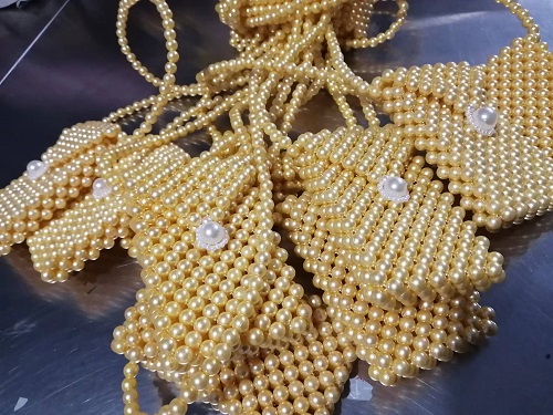 9月16日，帶回家做的手工活，在家做手工活掙錢，手工之家的成績是大家一起用付出換來的收獲，圖為勵(lì)志珠珠繡串珠手工產(chǎn)品剪影