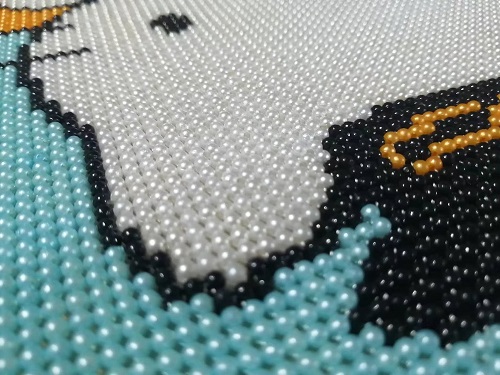 9月18日，正規(guī)純手工活外發(fā)，在家兼職手工活，手工之家的珠繡串珠手工很適合在家加工，圖為勵志珠珠繡手工產(chǎn)品細節(jié)剪影