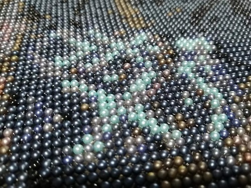 9月19日，手工外包發(fā)布平臺，農(nóng)村手工活加工項目，想在手工之家做手工活掙錢，大家就要動起來，圖為勵志珠珠繡手工產(chǎn)品細節(jié)剪影