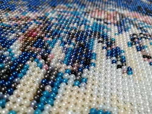 9月19日，手工外包發(fā)布平臺，農(nóng)村手工活加工項目，想在手工之家做手工活掙錢，大家就要動起來，圖為勵志珠珠繡手工產(chǎn)品細節(jié)剪影