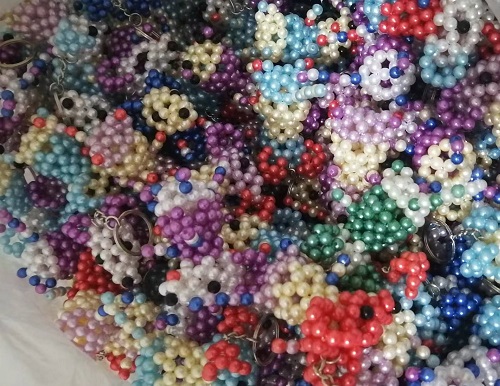 9月23日，拿回家做的手工活，在家做手工活掙錢，手工之家的珠繡串珠是傳統(tǒng)手工、純手工，圖為勵志珠珠繡串珠手工產(chǎn)品剪影