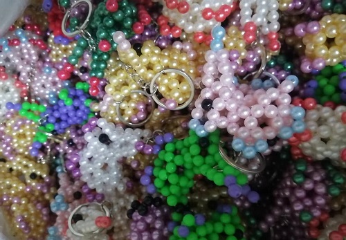 9月23日，拿回家做的手工活，在家做手工活掙錢，手工之家的珠繡串珠是傳統(tǒng)手工、純手工，圖為勵志珠珠繡串珠手工產(chǎn)品剪影