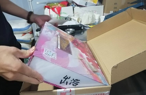 9月26日，寄到家做的手工活，代加工手工活，手工之家的合作方式滿足加工人員的需要，圖為勵志珠珠繡手工材料倉庫工作人員剪影