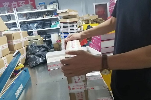 9月26日，寄到家做的手工活，代加工手工活，手工之家的合作方式滿足加工人員的需要，圖為勵志珠珠繡手工材料倉庫工作人員剪影